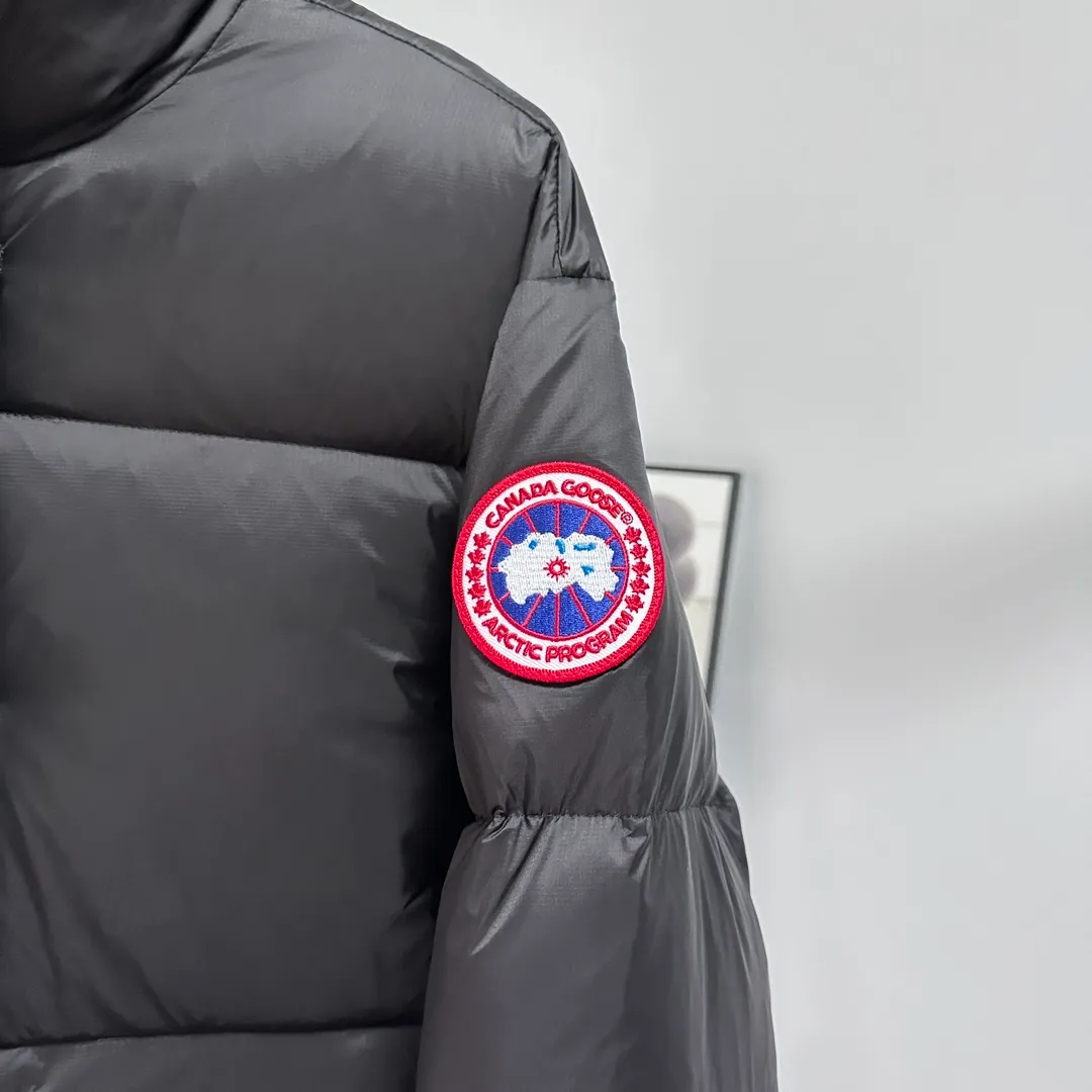 P780 Style number: Y112 𝗚𝗮𝗻𝗮𝗱𝗮 𝗚𝗼𝗼𝘀𝗲｜Canada Goose Cypress series women's short puff/down jacket Color: black, silver Size: XS, S, M, Customized original high-density waterproof recycled Feather-Light tear-resistant fabric, waterproof and windproof, light and fluffy. The interior adopts nylon double-layer sealing design! The interior is filled with 90% white duck down of the national standard, and the down content is as high as 350 grams. Fluffy, plump and soft to the touch.